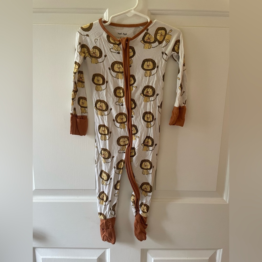 Little Sleepies Lion Zippy, good used condition, some piling. 12/18 months